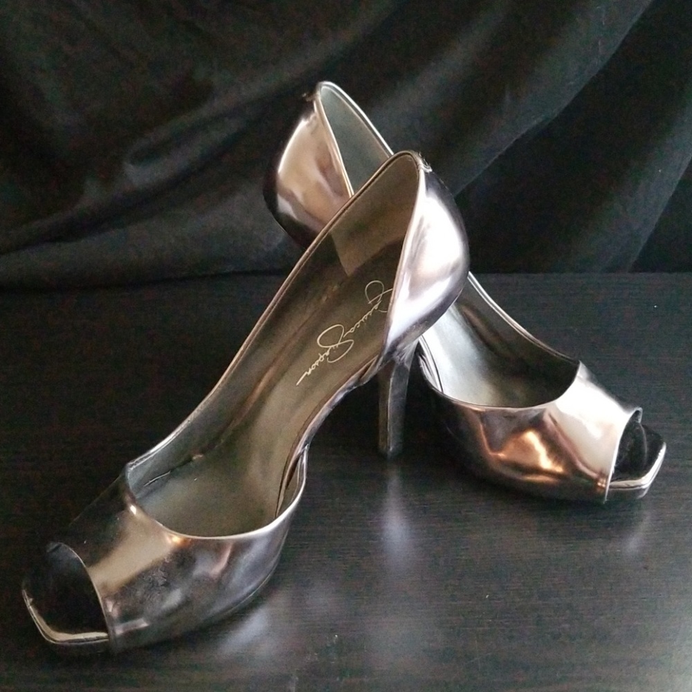 Jessica Simpson Platinum Mirror Finish Pumps 10